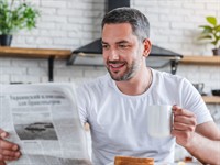 Shutterstock_2461784683_reading newspaper_lasa avīzi.jpg
