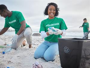 Shutterstock_2259921597_volunteer cleaning beach_brīvprātīgie tīra pludmali.jpg