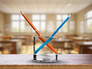 shutterstock_2684028867_two pencils in a glass of water_divi zīmuļi ūdens glāzē.jpg
