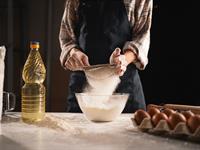 shutterstock_2477834997_sifting flour_sijā miltus.jpg