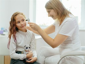 shutterstock_2704415989_Pediatrician checking ear health_Pediatrs pārbauda ausu veselību.jpg
