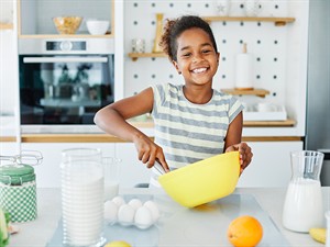 shutterstock_1796947837_Kid cooking_Bērns gatavo.jpg