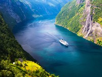 shutterstock_2465664545_cruise liner in clear azure water in Norway_Kruīza kuģis debeszilā ūdenī Norvēģijā.jpg