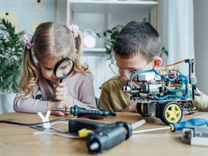 Shutterstock_2188049753_building electronic robot together_kopā būvējot elektronisko robotu.jpg