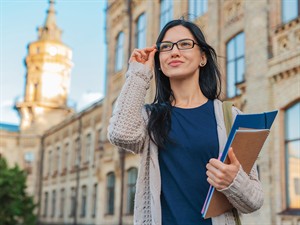 shutterstock_2497145265_collage student_koledžas studente.jpg