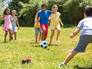 shutterstock_2188371165_kids playing football_bērni spēlē futbolu.jpg