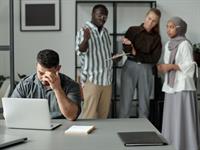 Shutterstock_2220559831_coworkers bullying_kolēģi apceļ.jpg