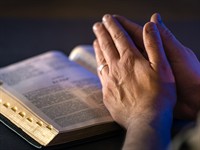 shutterstock_2587948507_prayer with open Bible_lūgšanās ar atvērtu Bībeli.jpg
