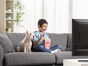 shutterstock_2626261135_kid watching tv with his dog_zēns skatās tv ar savu suni.jpg