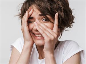Shutterstock_1416469166_scared woman_nobījusies sieviete.jpg