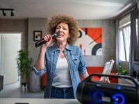 shutterstock_2222825961_woman sing_sieviete dzied.jpg
