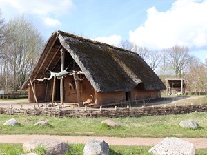 shutterstock_2154305047_neolithic house_neolīta māja.jpg