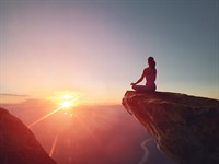 shutterstock_688367407_woman meditates on mountain_sieviete meditē uz kalna.jpg
