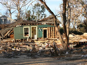 shutterstock_990744_Hurricane Katrina damage to home_Viesuļvētras Katrīna postījumi.jpg
