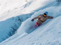Shutterstock_620043575_riding snowboard_brauc ar snovbordu.jpg