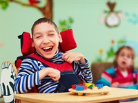 shutterstock_524271736_cheerful boy with disability_priecīgs zēns ar invaliditāti.jpg