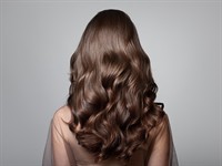 shutterstock_2209583195_curly hair_viļņaini mati.jpg