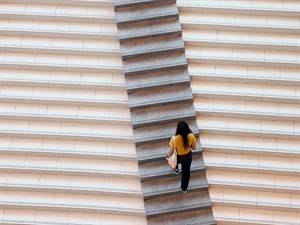 shutterstock_2511453417_woman walking stairs_sieviete kāpj pa kāpnēm.jpg