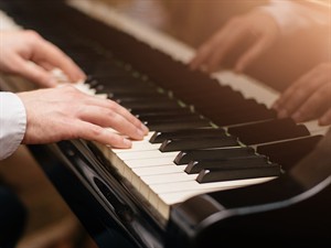shutterstock_562181437_playing the piano_spēlē klavieres.jpg
