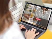 Shutterstock_2418520867_Woman uses laptop computer_Sieviete izmanto klēpjdatoru.jpg