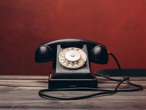 Shutterstock_661068127_retro phone_vecs telefons.jpg