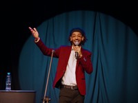 shutterstock_2597875033_man speaking stand-up monologue on stage_komiķis uz skatuves.jpg