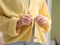 shutterstock_2658953963_buttoning up_pogā pogas.jpg