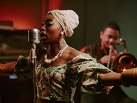 shutterstock_2509288081_african woman singing_āfrikāņu sieviete dzied.jpg