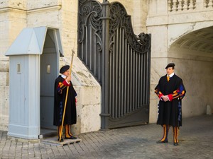 Awana JF Shutterstock_Vatican guard_Vatikāna sardze.jpg