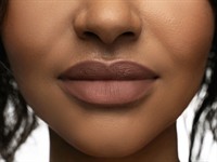 shutterstock_1977586952_full lips_apjomīgas lūpas.jpg