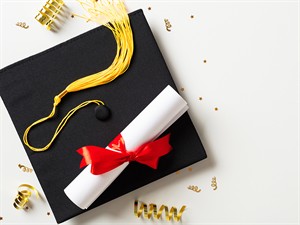 shutterstock_2437808599_Graduation party_Absolvēšanas balle.jpg