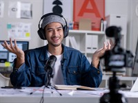 Shutterstock_2245819847_ blogger influencer.jpg