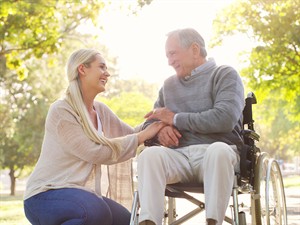 shutterstock_2305215791_man in wheelchair with a woman_vīrietis ratiņkrēslā ar sievieti.jpg