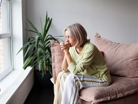 shutterstock_2705749739_worried woman_uztraukusies sieviete.jpg