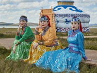 shutterstock_2720651561_womens wearing traditional Mongolian clothing_sievietes tradicionālajā Mangoļu tērpā.jpg