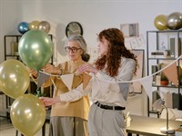 shutterstock_2683973779_decorating office with balloons_dekorē ofisu ar baloniem.jpg