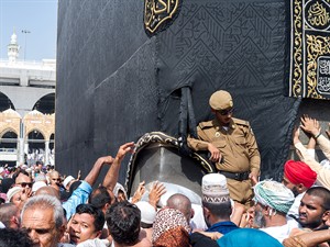 Andrew V Marcus Shutterstock_crowd trying to touch black stone_pūlis mēģina pieskarties melnajam akmenim.jpg