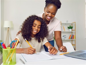 shutterstock_2373441941_doing school homework_pilda mājasdarbu.jpg