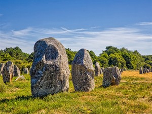 shutterstock_2192267861_Carnac menhirs_menhīri Karnakā.jpg