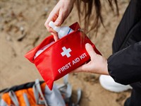 Shutterstock_2478302341_first aid kit_pirmās nepieceišamības aptieciņa.jpg