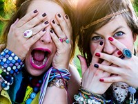 shutterstock_210873520_happy girls at festival_priecīgas meitenes festivālā.jpg