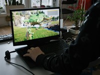MichaelJayBerlin Shutterstock_teenager playing video game_pusaudzis spēlē datorspēli.jpg