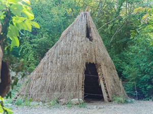 shutterstock_1814502032_prehistoric hut_aizvēsturiska būda.jpg