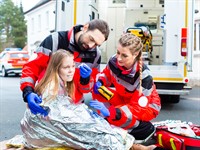 shutterstock_254938699_paramedics helping little girl_mediķi palīdz mazai meitenei.jpg