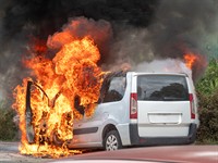 shutterstock_2332007175_van burning_mikrobusiņš deg.jpg
