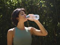 Shutterstock_2463542855_woman drinking water_sieviete dzer ūdeni (1).jpg
