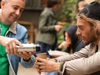 Shutterstock_2279035847_helping homeless man_palīdz bezpajumtniekam.jpg