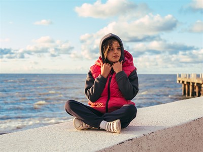 shutterstock_2590198009_young girl sits by the sea_jauna meitene sēž pie jūras.jpg
