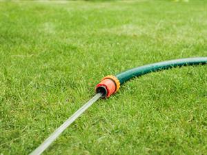 Shutterstock_1817461976_hose with water_šļūtene ar ūdeni.jpg
