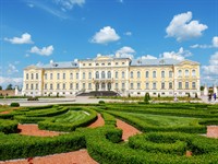 Shutterstock_1026914476_Rundales castle_Rundāles pils.jpg